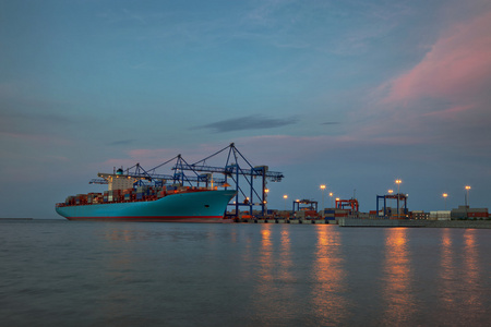 集装箱船进出口业务和物流产品。水运