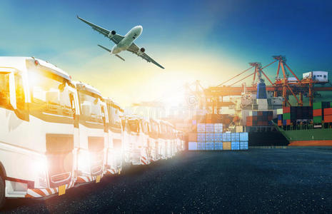 集装箱卡车,船舶在港口和货运飞机在运输